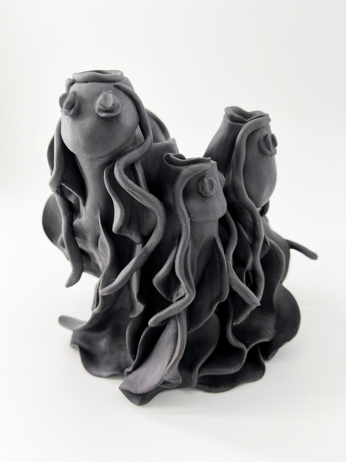 Vase en porcelaine noire- Carpes remontant le courant - Pièce unique- Sarang Porcelaine
