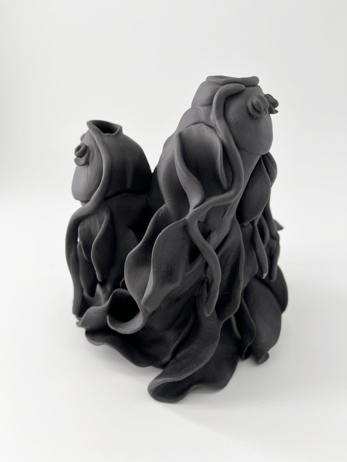 Vase en porcelaine noire- Carpes remontant le courant - Pièce unique- Sarang Porcelaine