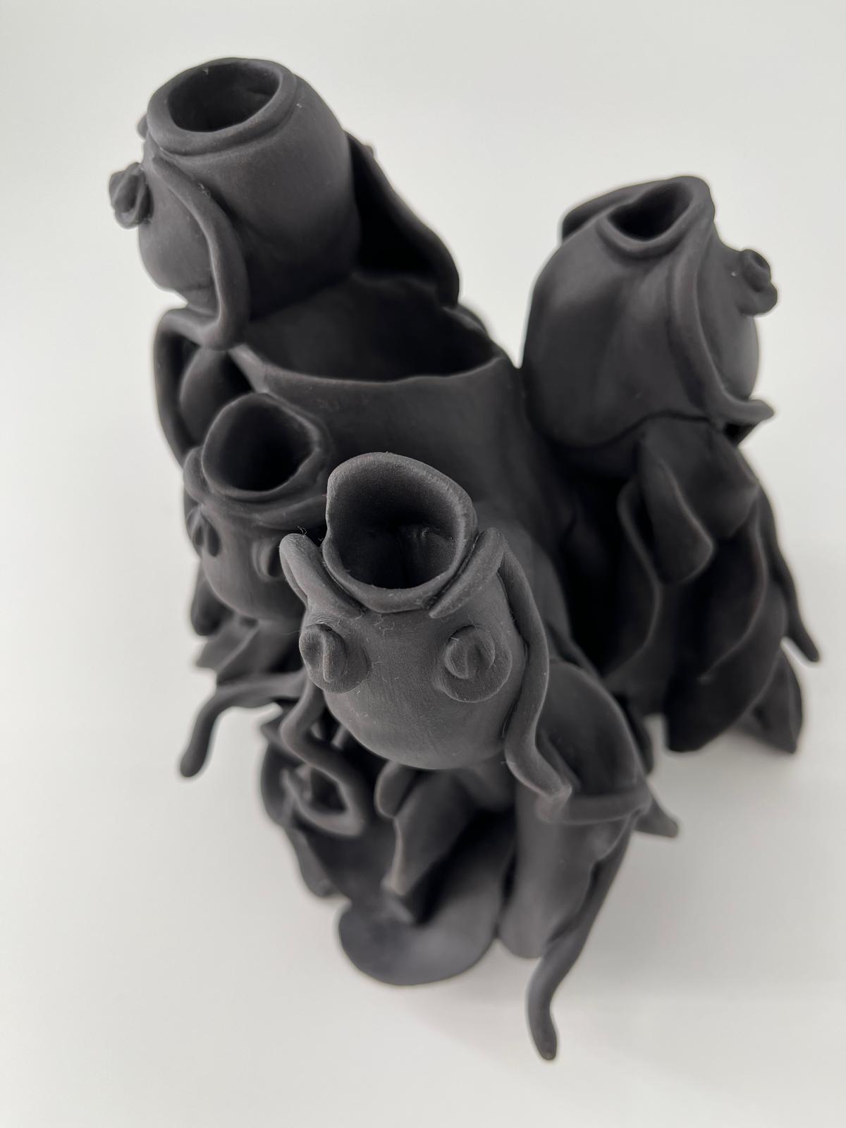 Vase en porcelaine noire- Carpes remontant le courant - Pièce unique- Sarang Porcelaine