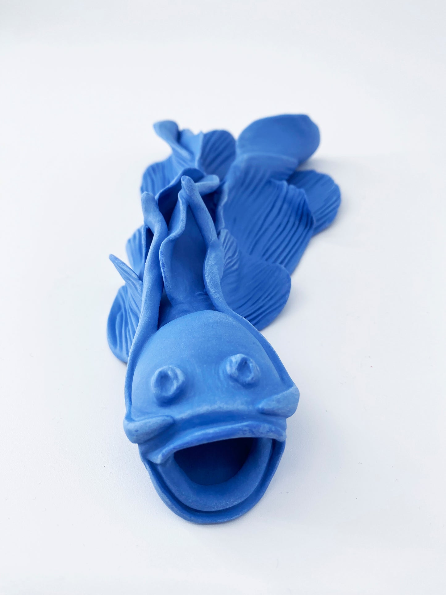 Carpe Bleu roi- Pièce unique en porcelaine- Sarang Porcelaine