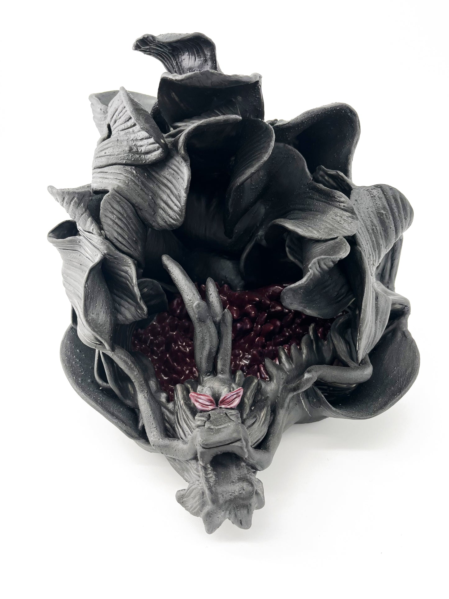 Dragon Noir couvant sa géode pourpre – Pièce unique- Sarang Porcelaine