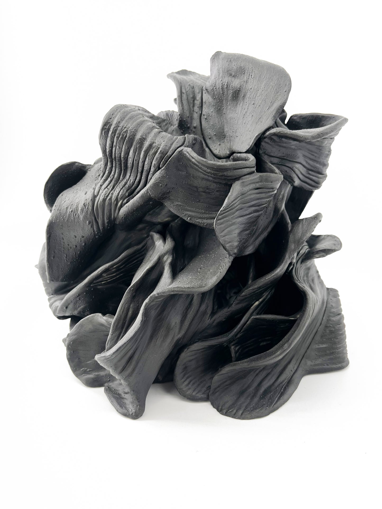 Dragon Noir couvant sa géode pourpre – Pièce unique- Sarang Porcelaine