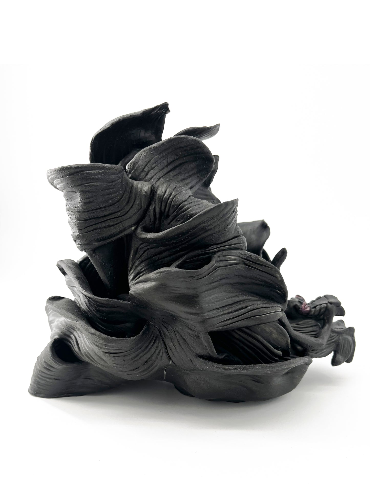 Dragon Noir couvant sa géode pourpre – Pièce unique- Sarang Porcelaine