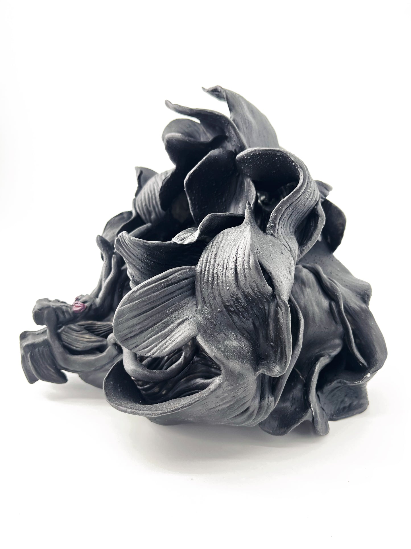 Dragon Noir couvant sa géode pourpre – Pièce unique- Sarang Porcelaine