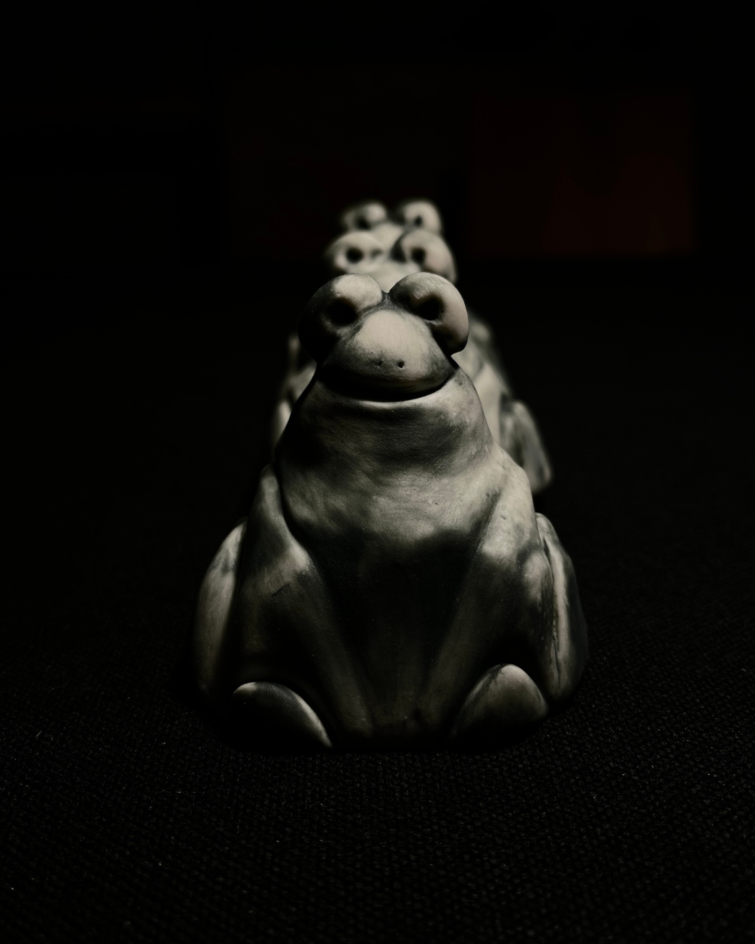 Serenity frog Aëla - Sculpture Grenouille zen en porcelaine