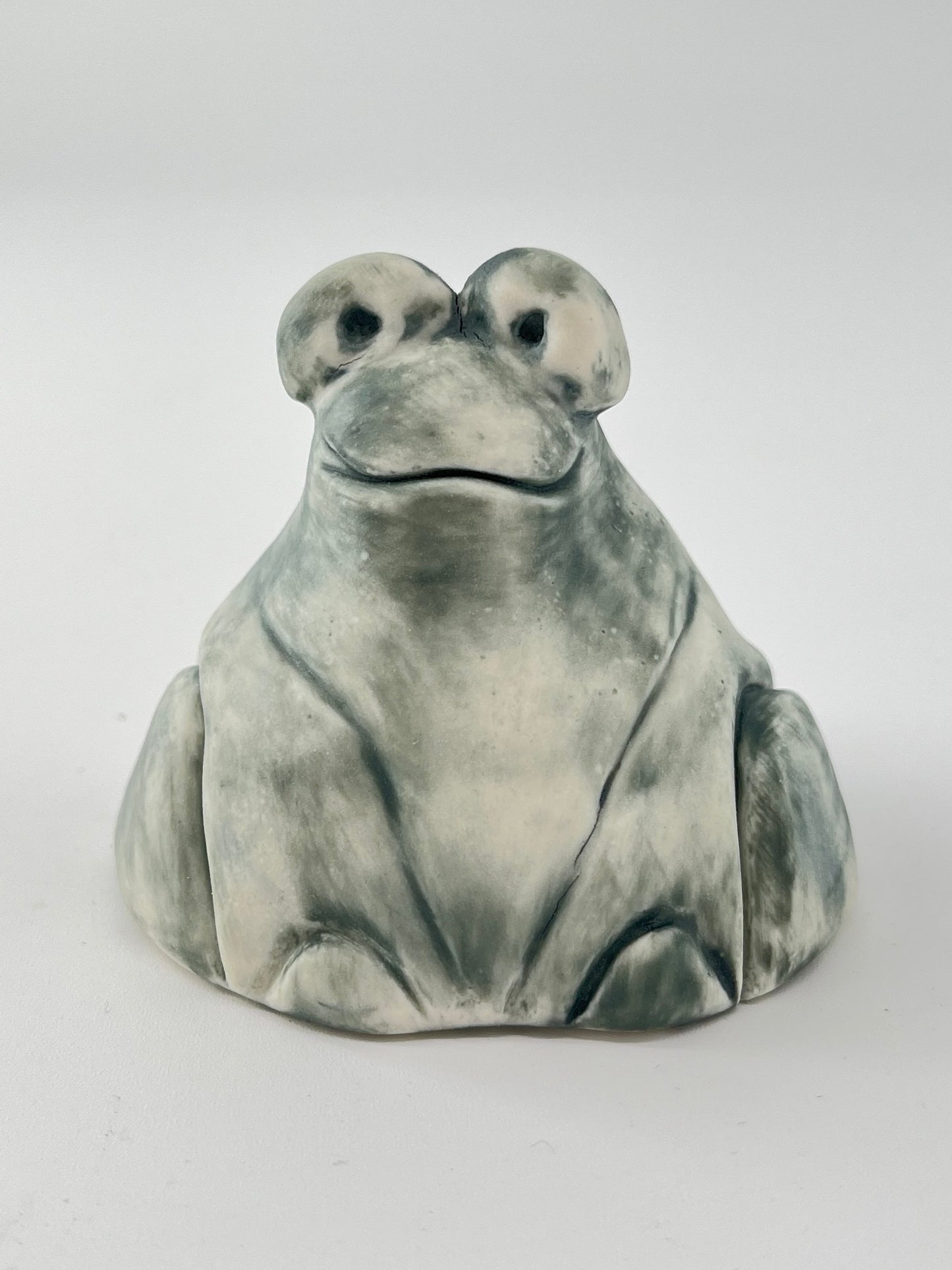 Serenity Frog Mora - Sculpture Grenouille zen en porcelaine