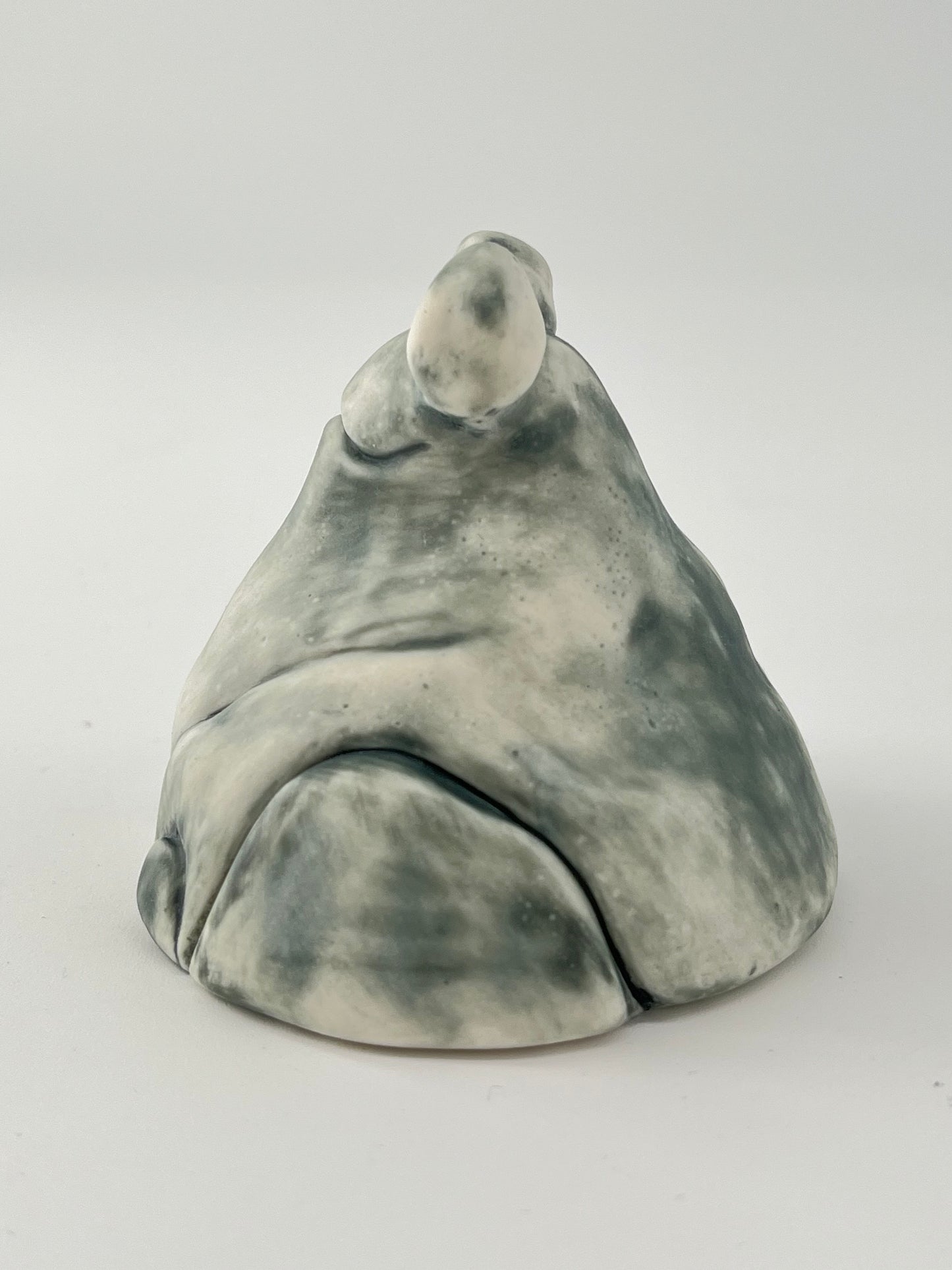 Serenity Frog Mora - Sculpture Grenouille zen en porcelaine
