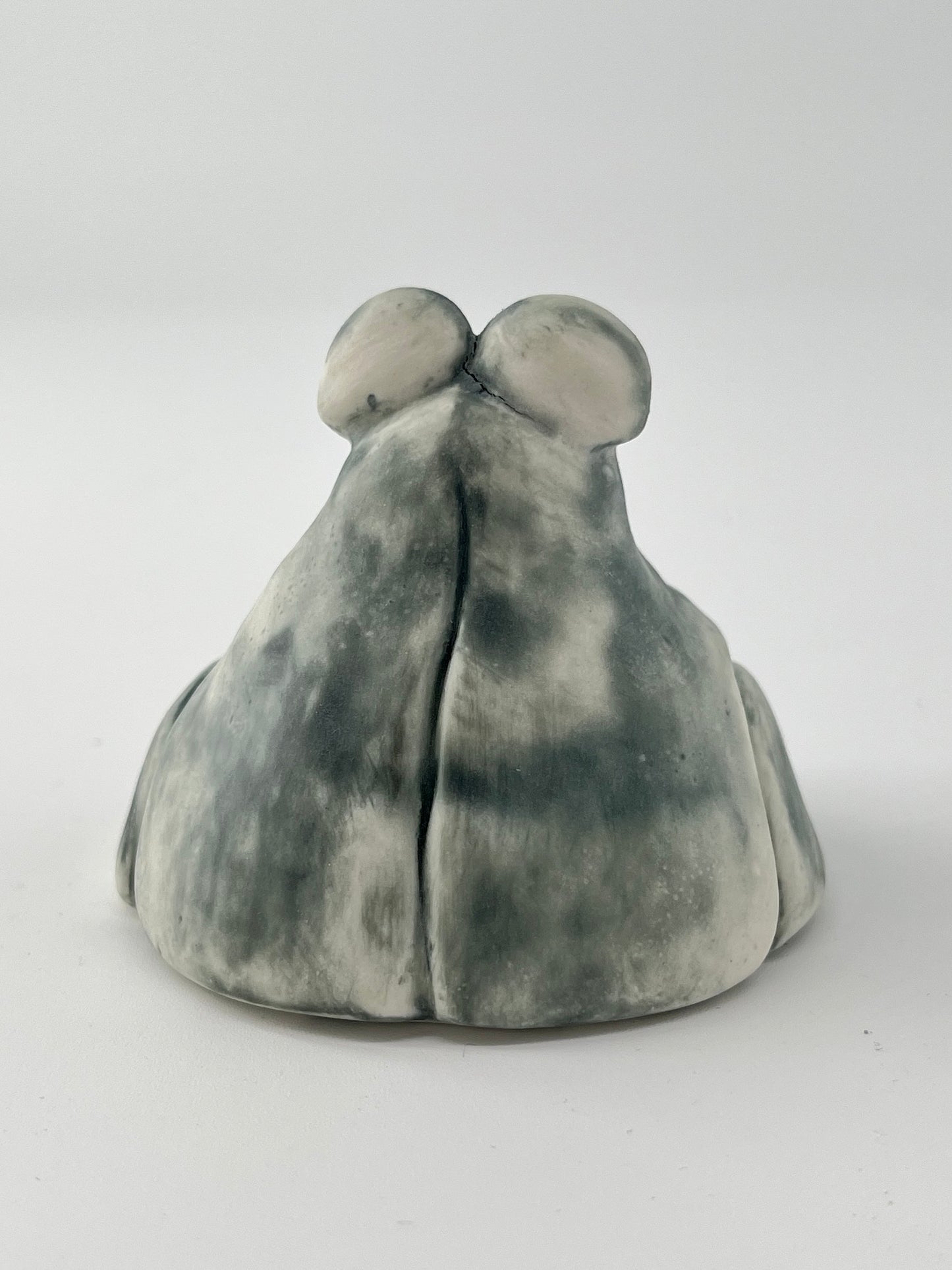 Serenity Frog Mora - Sculpture Grenouille zen en porcelaine