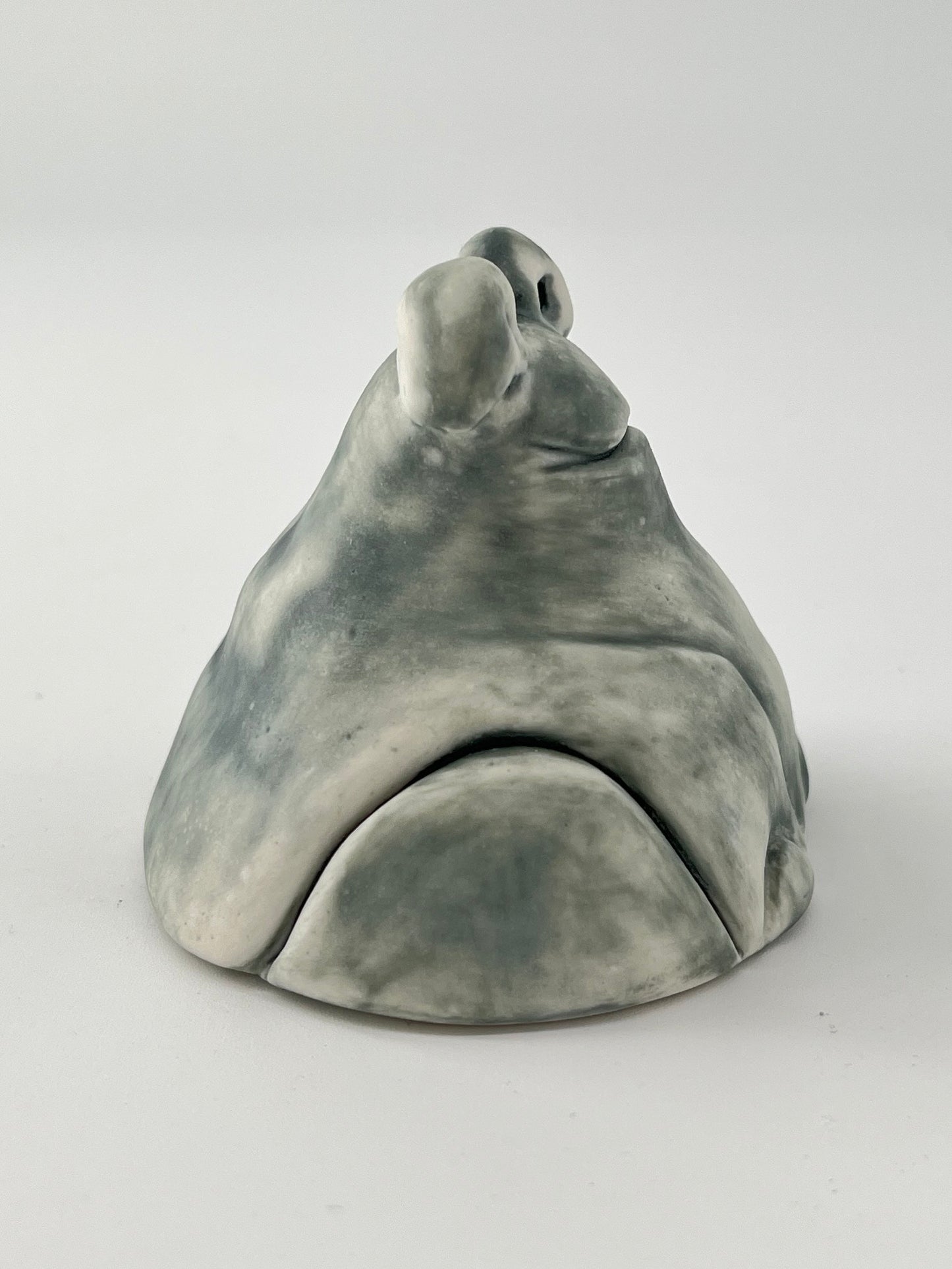 Serenity Frog Mora - Sculpture Grenouille zen en porcelaine