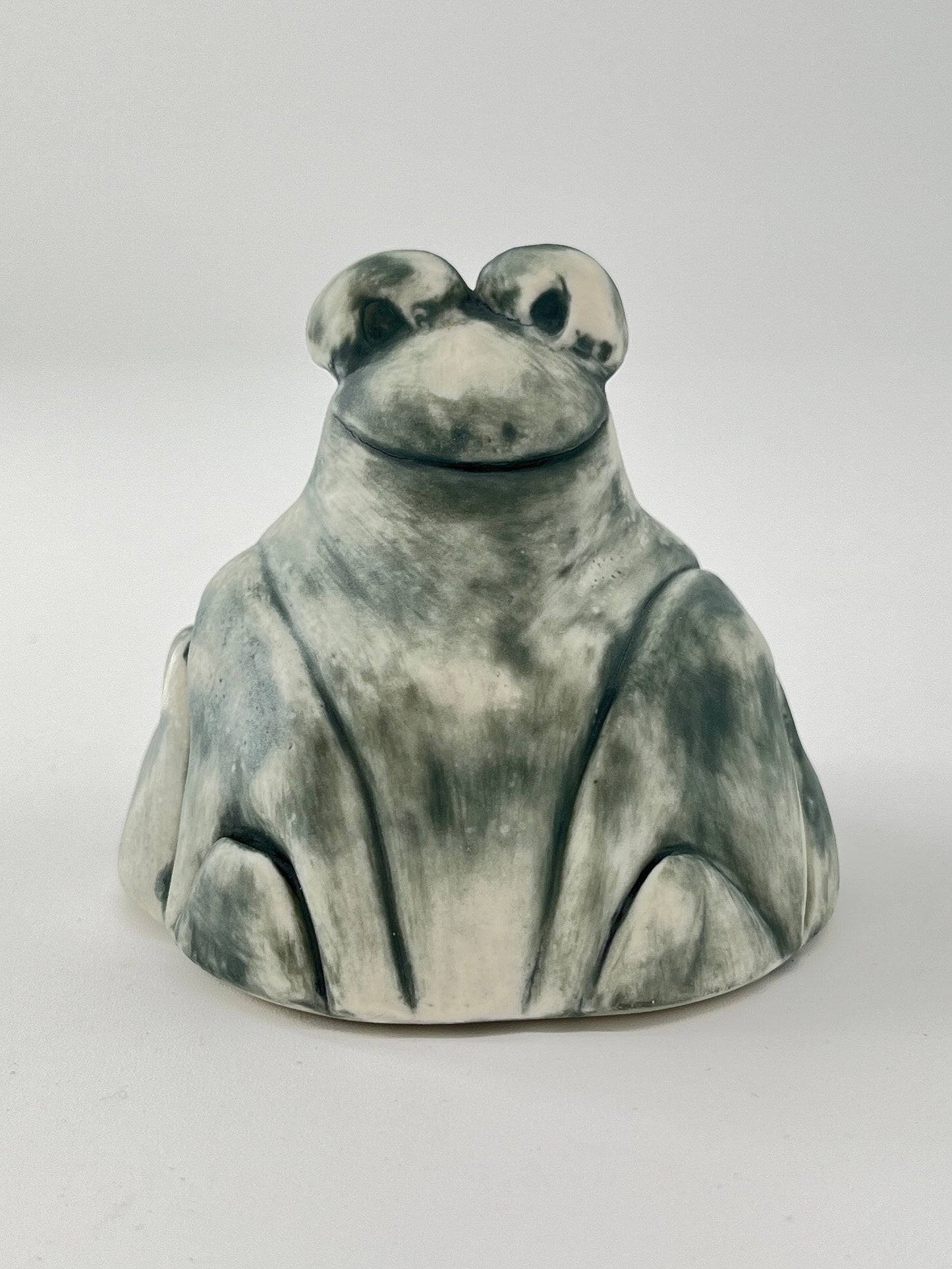 Serenity Frog Tara - Sculpture grenouille zen en porcelaine