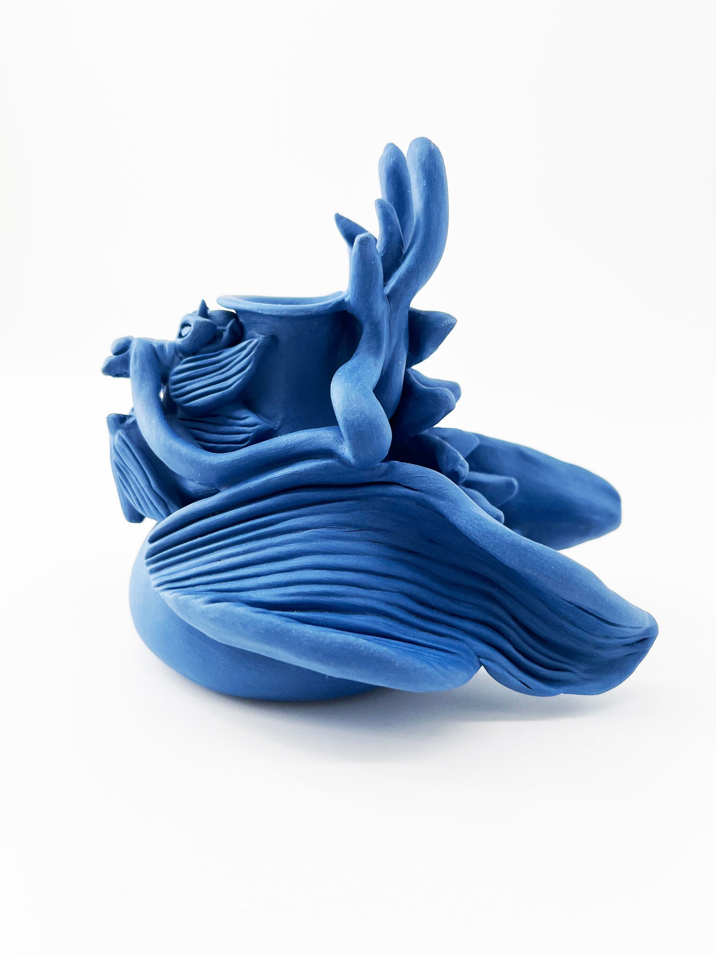 Mini Vase Dragon Bleu en Biscuit de Porcelaine – Pièce Unique