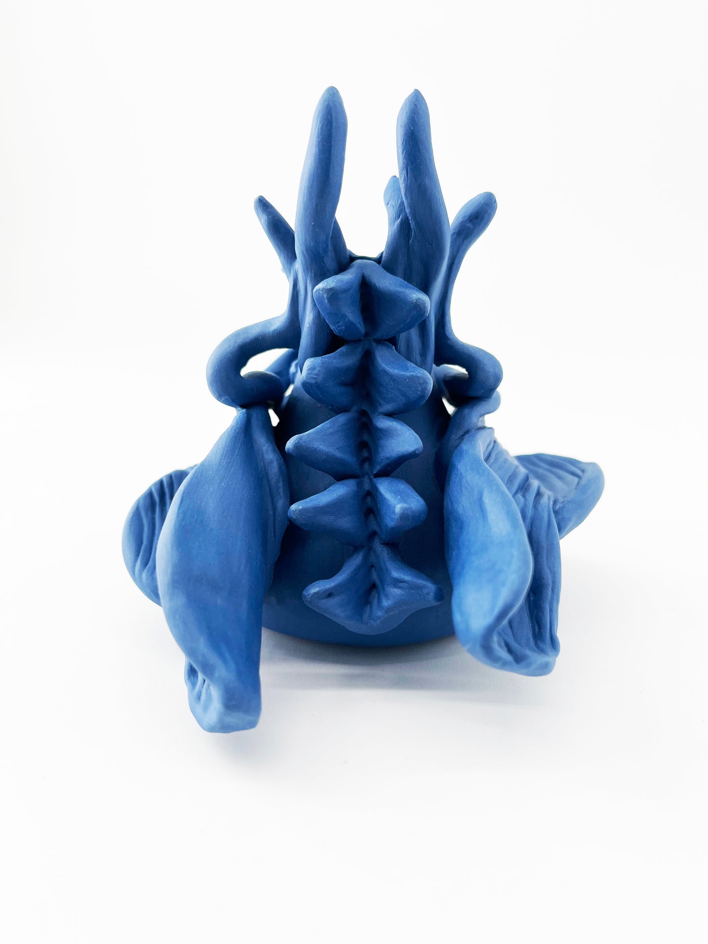 Mini Vase Dragon Bleu en Biscuit de Porcelaine – Pièce Unique