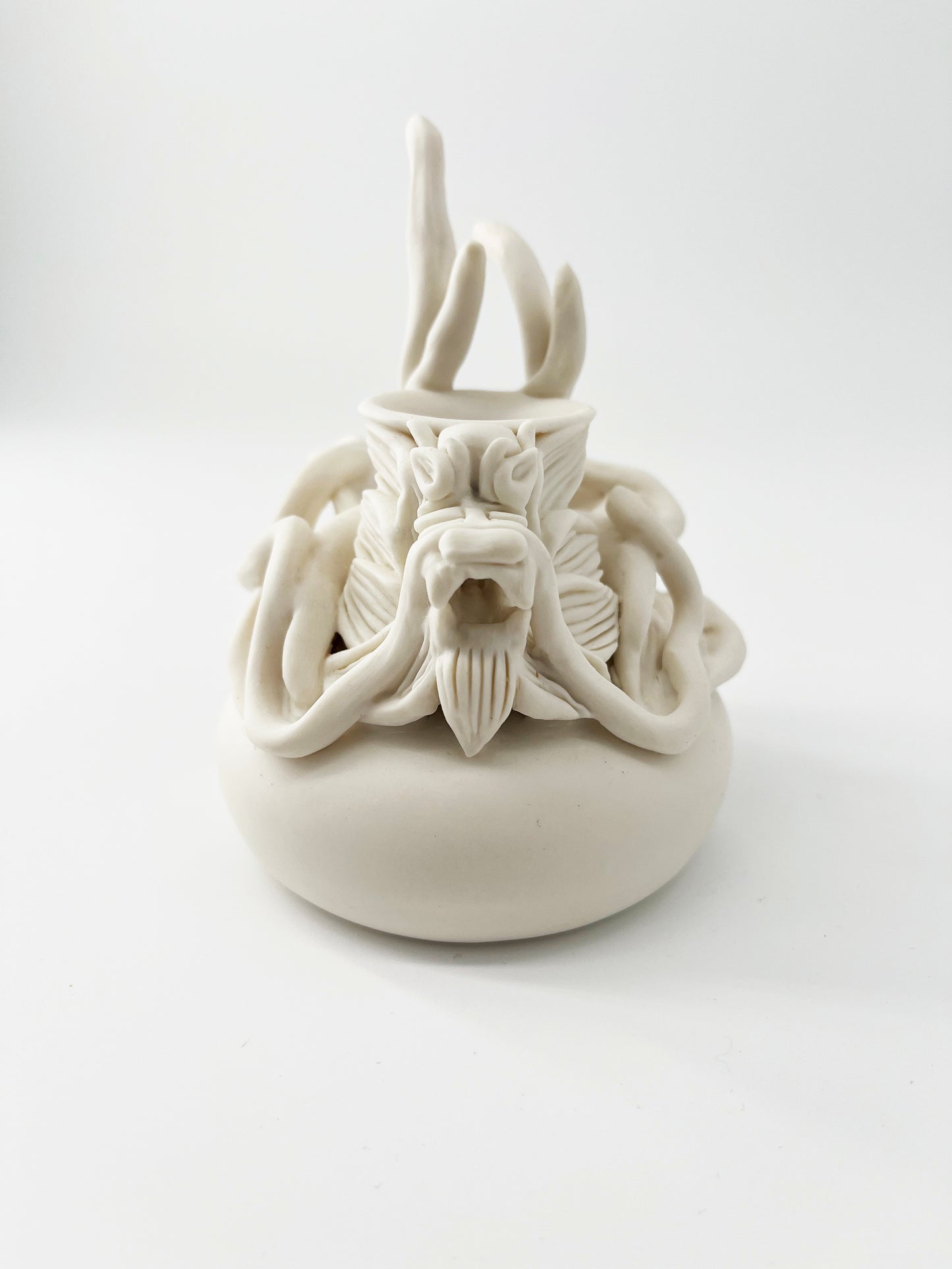 Mini Vase Dragon Blanc en biscuit porcelaine – Pièce unique