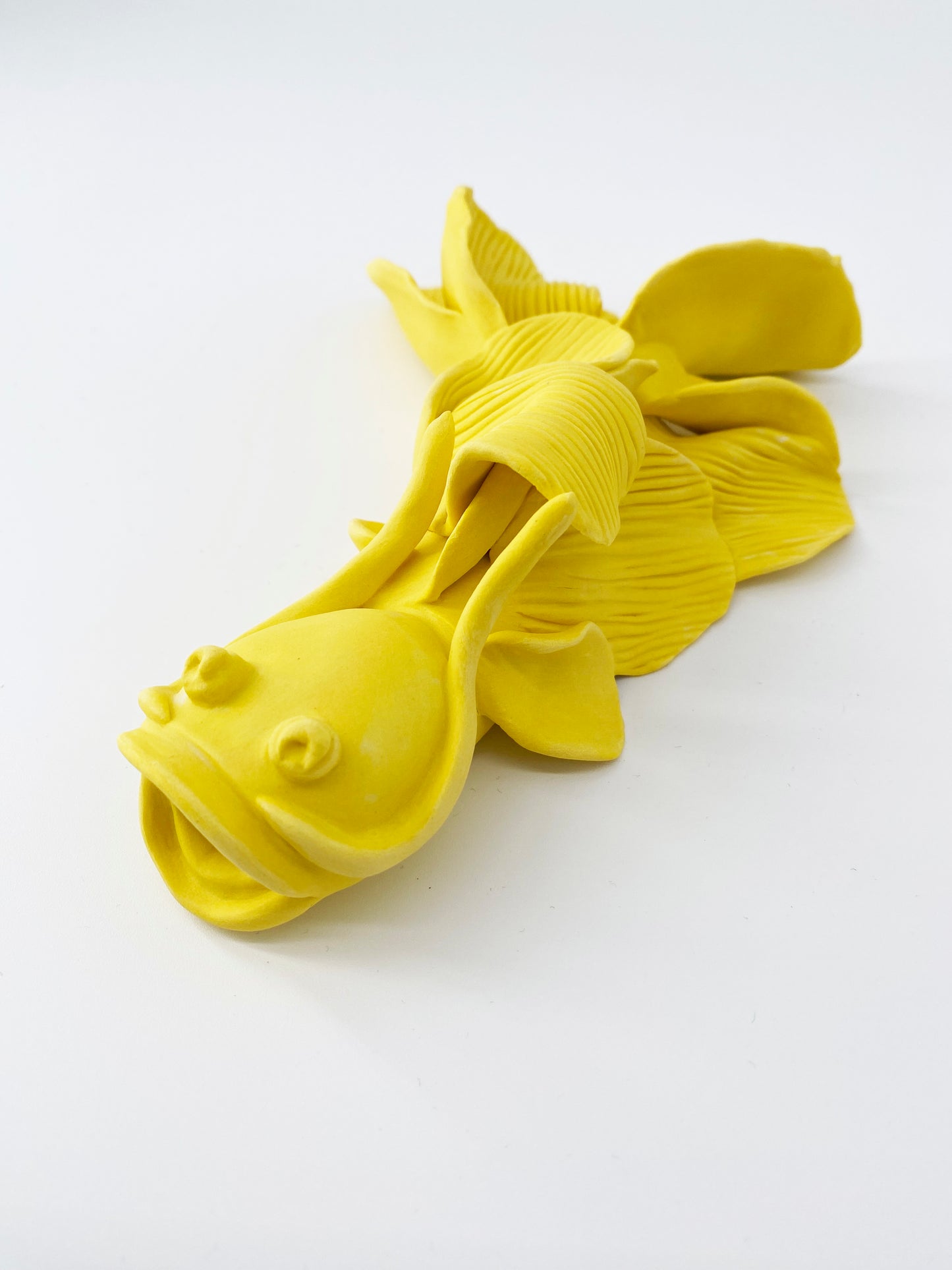 Carpe Jaune profond- Pièce unique en porcelaine - Sarang Porcelaine