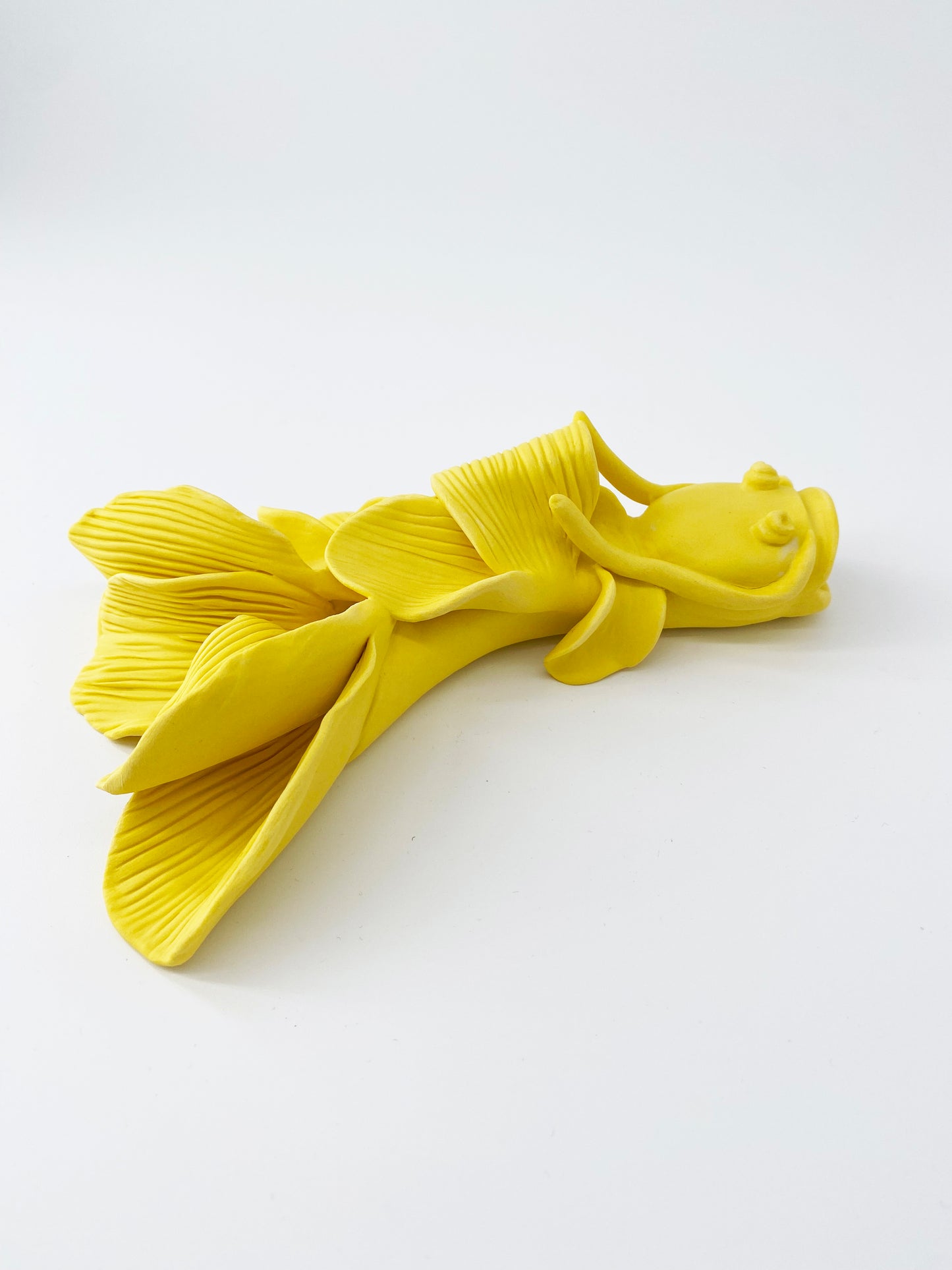 Carpe Jaune profond- Pièce unique en porcelaine - Sarang Porcelaine