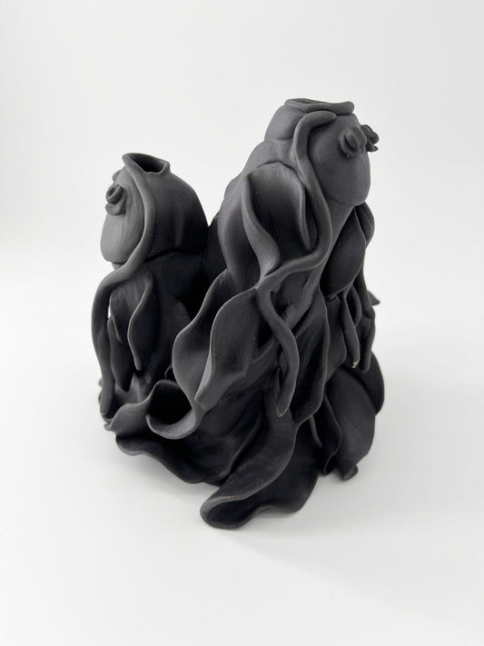 Vase en porcelaine noire- Carpes remontant le courant - Pièce unique- Sarang Porcelaine