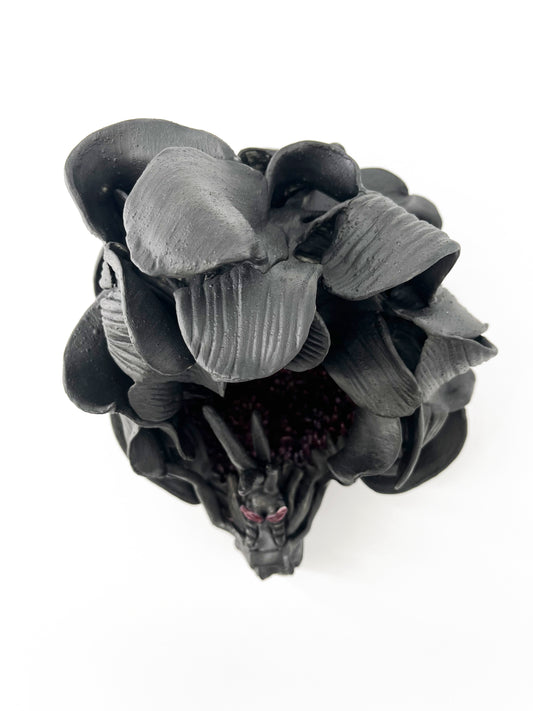 Dragon Noir couvant sa géode pourpre – Pièce unique- Sarang Porcelaine