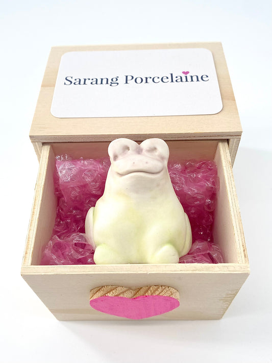 Serenity Frog Hana - Sculpture Grenouille zen en porcelaine
