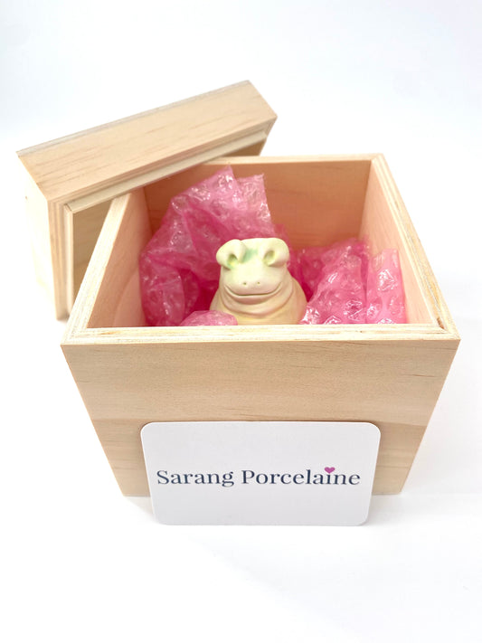 Serenity Frog Eunsook - Sculpture Grenouille zen en porcelaine