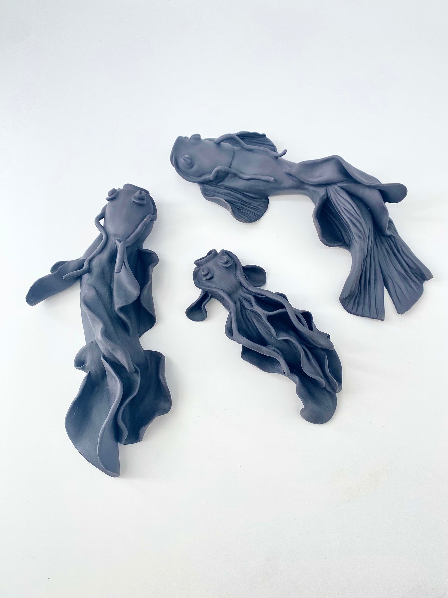 Trio Ing-eo - Ensemble de trois carpes en porcelaine noire - Pièces uniques- Sarang Porcelaine