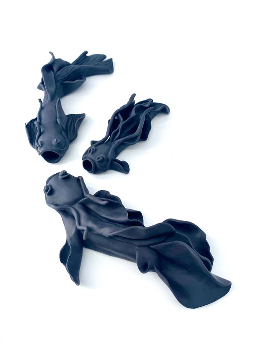 Trio Ing-eo - Ensemble de trois carpes en porcelaine noire - Pièces uniques- Sarang Porcelaine