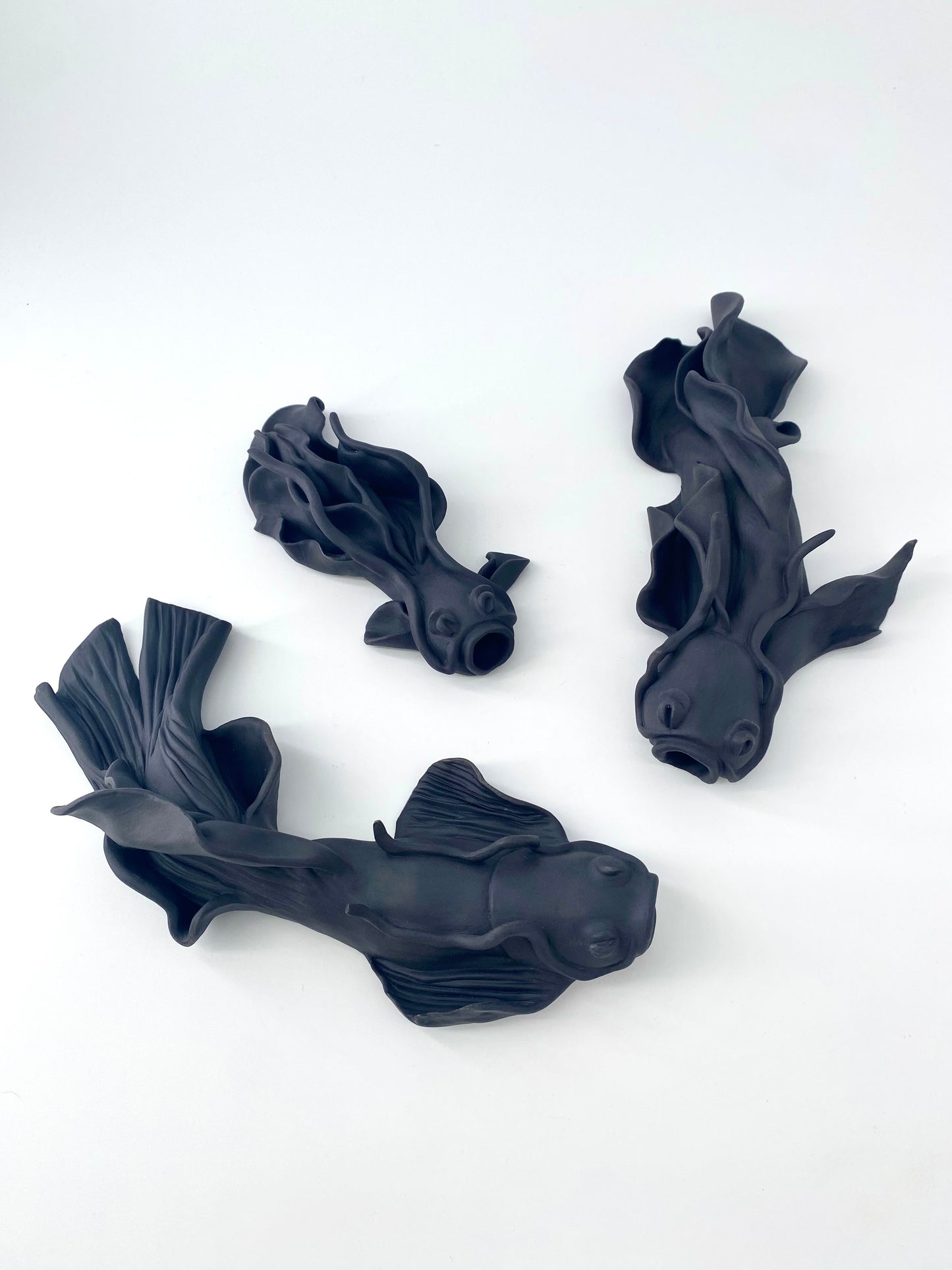 Trio Ing-eo - Ensemble de trois carpes en porcelaine noire - Pièces uniques- Sarang Porcelaine